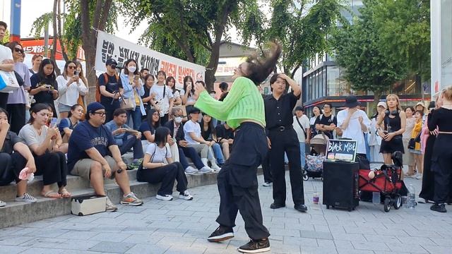 [STREET ARTIST] BLACK MIST, WITH HYUNJIN. HONGDAE BUSKING. 230618.