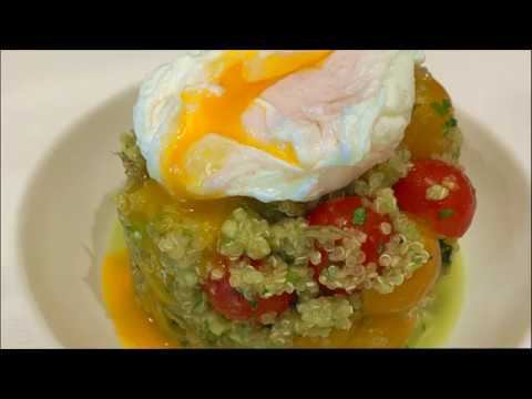 Салат с киноа, авокадо, томатами черри и яйцом пашот смотреть онлайн