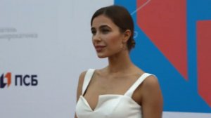 Актер Владимир Любимцев , актриса Полина Ястребова на краснй дорожке кинфестиваля .