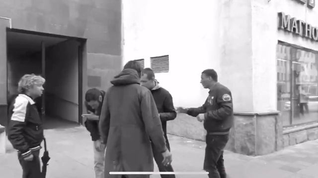 Эдвард Бил на изи разобрался со специальным отрядом 😂 смотреть онлайн