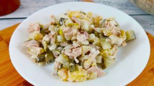 Салат с курицей и маринованными огурцами. Очень вкусно и просто