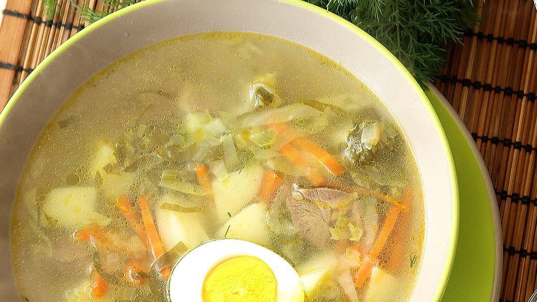 Весенний суп со щавелем и молодой капустой на курином бульоне.