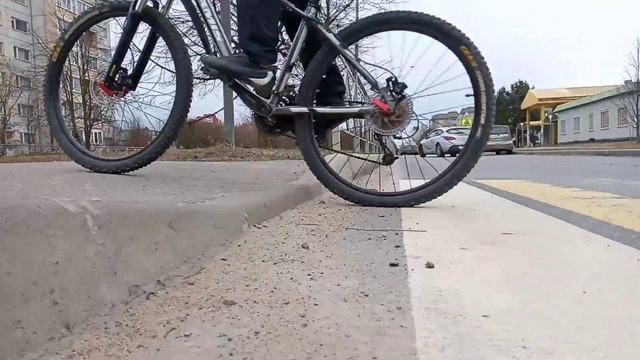 Знакомьтесь! " Поребрик Низотский " 🚧 как много их в городе нашем! 😬 #Всеволожск #VsevVelo ✌️ смотреть онлайн