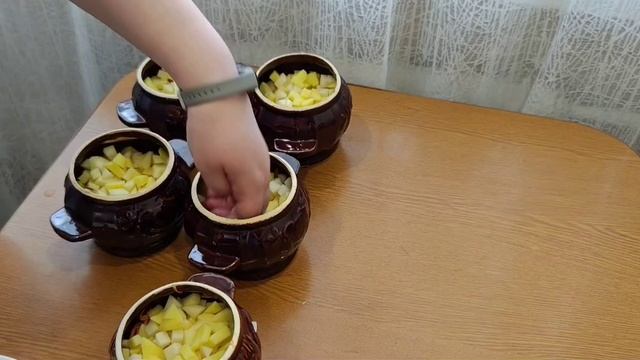 Запечённое мясо с овощами в глиняных горшочках