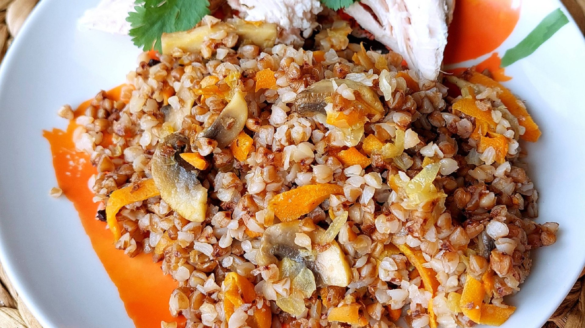 Гарнир гречневый с шампиньонами и овощами. Может быть использовано, как самостоятельное блюдо. смотреть онлайн