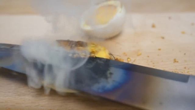 EXPERIMENT Glowing 1000 degree KNIFE VS DRY ICE смотреть онлайн