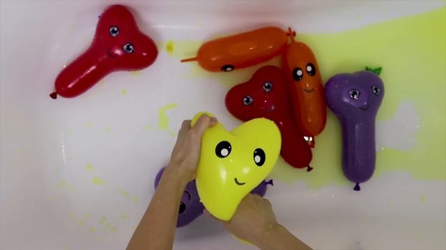 Лопаем воздушные шарики с водой Изучаем цвета смотреть онлайн