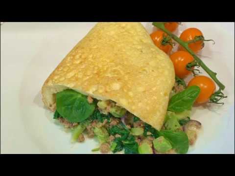 Пышный омлет с тунцом, брокколи, кабачком и шпинатом смотреть онлайн