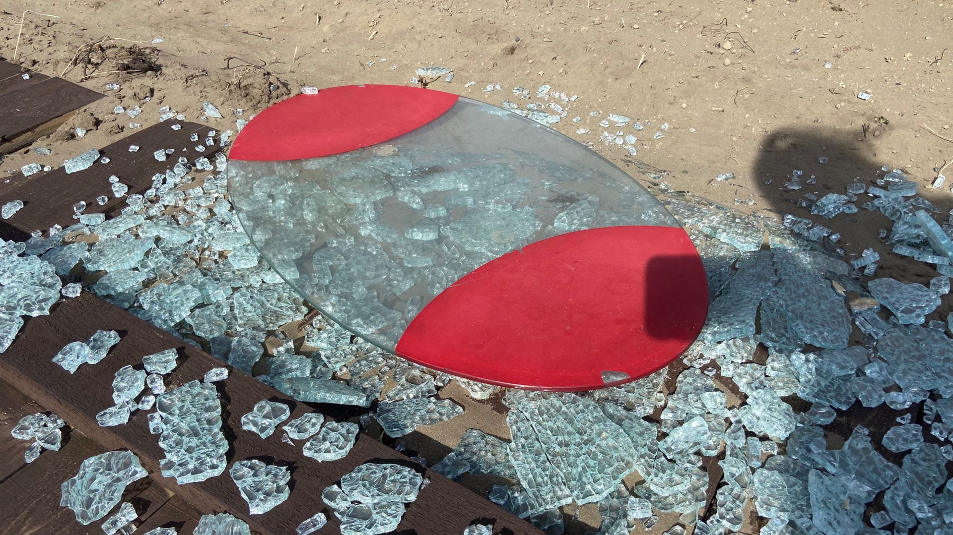 Сильный ветер в Красноярском крае срывал крыши и вырывал заборы. Забор и беседка на участке сломаны смотреть онлайн