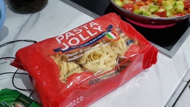 Жареные овощи с макаронами.