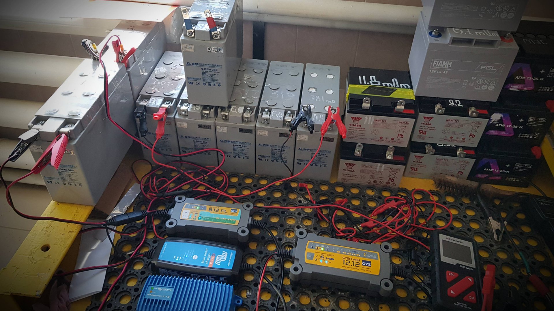 AGM аккумуляторы 38 и 42 Ач. Более 15 лет в работе. Вскрытие, долив воды. Восстановление. Нормы mOm смотреть онлайн