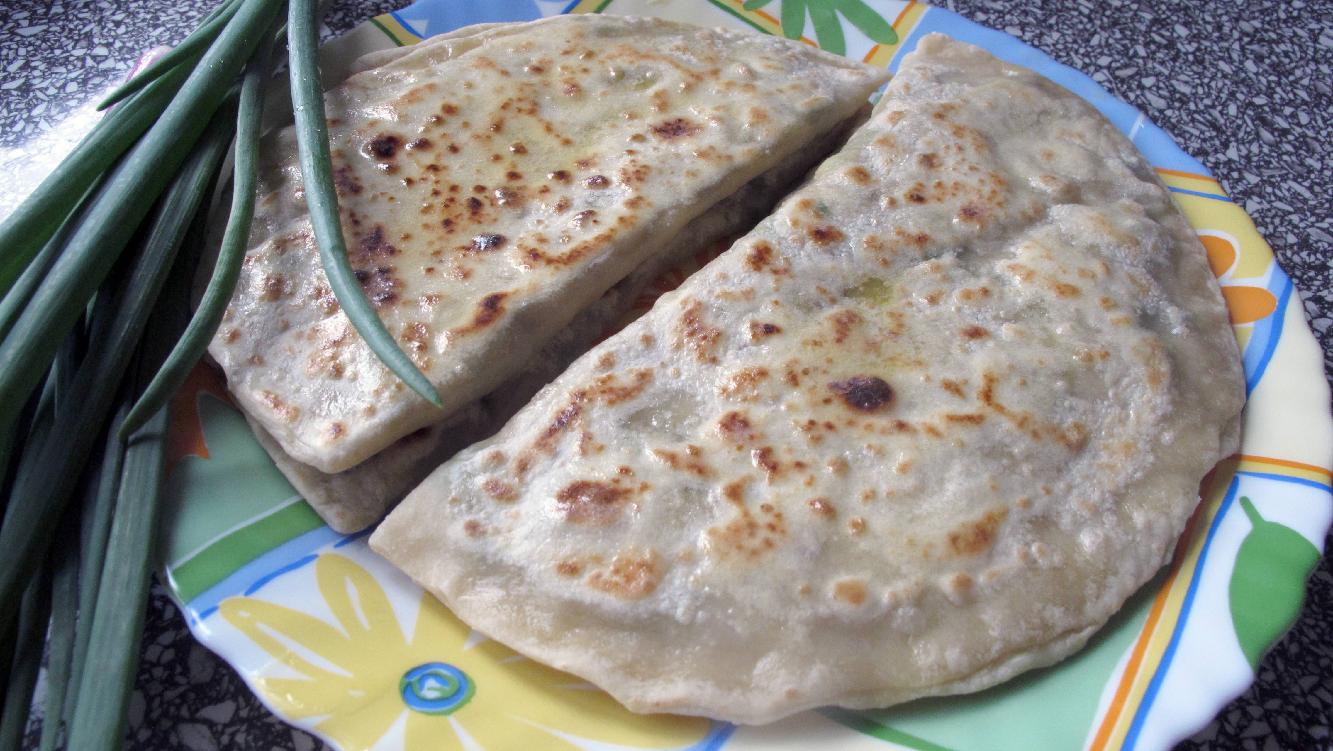 Кутабы с двумя видами начинок: мясной и постной