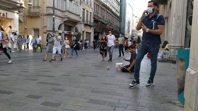 Drummer on Istiklal Avenue • Istanbul 04.08.2020 • Уличный Маленький Бог на Истикляле : Стамбул смотреть онлайн