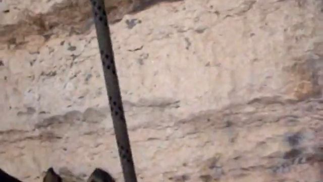 Discesa con le corde alla Madonna della Corona degli speleologi del G.A.L. - Gruppo Alti Lessini смотреть онлайн