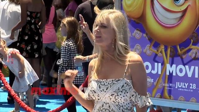 Eileen Davidson "The Emoji Movie" World Premiere смотреть онлайн