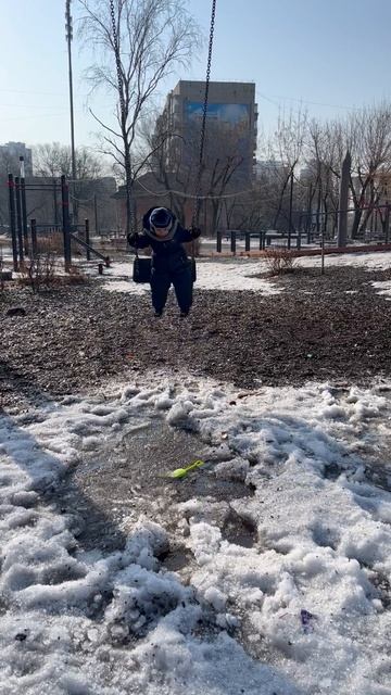Володя на качеле на площади Блюхера на детской площадке, г. Хабаровск. Володе 3,5 года смотреть онлайн