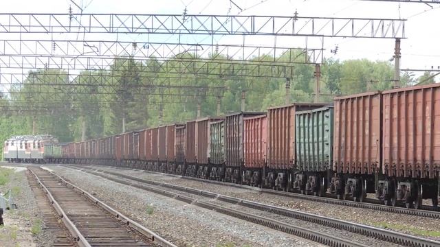 Выцветший электровоз ВЛ80С-1168/1020 с грузовым поездом смотреть онлайн