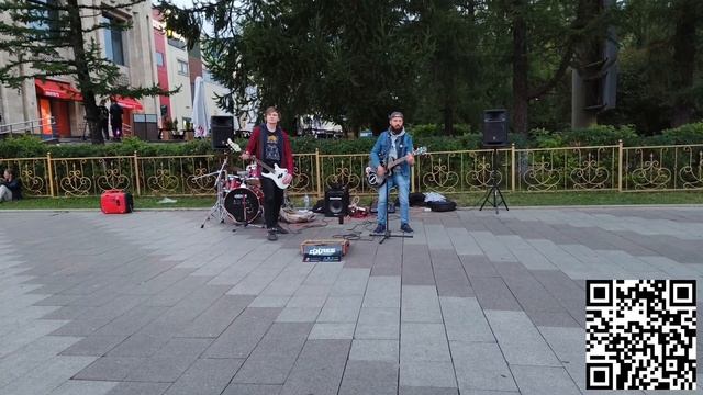 В.Цой Закрой за мной дверь, уличные музыканты у ВДНХ смотреть онлайн