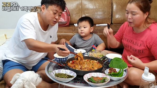 리얼가족먹방:)매콤한 콩나물 불고기만들어서 집밥먹었어요😋ㅣSpicy Bulgogi with bean sproutsㅣREAL SOUNDㅣMUKBANGㅣEATING SHOW смотреть онлайн