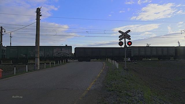 RailWay. Railroad crossing. VL85 with a freight train/ ВЛ85 с грузовым поездом проходит жд. переезд смотреть онлайн