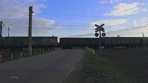 RailWay. Railroad crossing. VL85 with a freight train/ ВЛ85 с грузовым поездом проходит жд. переезд