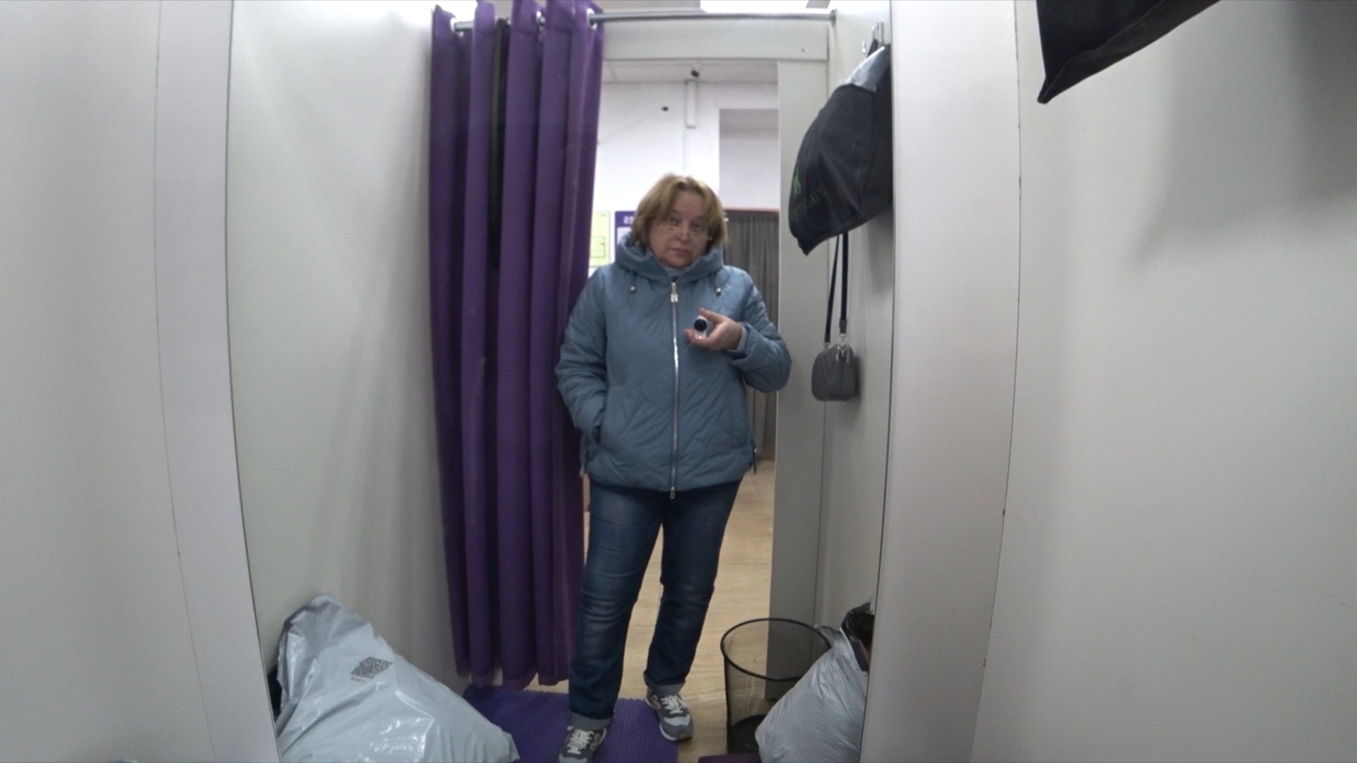 Примерка на прогулке 🤣. И всё-таки я её найду… ту…единственную смотреть онлайн