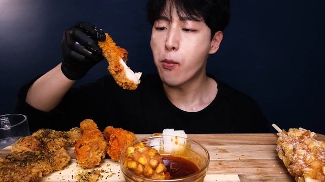 BBQ황금올리브 레드착착치킨 후추치킨과 치즈폭탄 명랑핫도그 먹방 SPICY FRIED CHICKEN & CHEESE CORN DOG MUKBANG смотреть онлайн