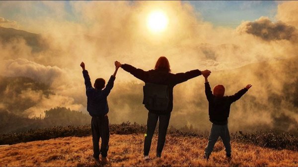 Прогулка по горам / Above The Clouds