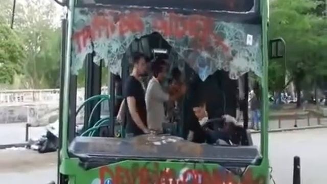 Taksim Gezi Parkı'nda Piston aşağı indi смотреть онлайн