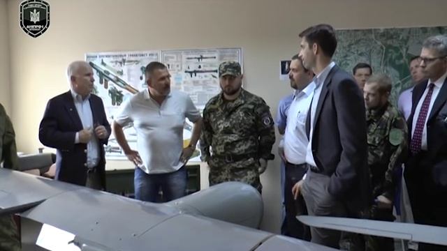 Джон Маккейн на базе Полку "Дніпро-1" v2.0 смотреть онлайн