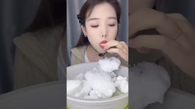 Невероятный МУКБАНГ АСМР, поедание кусков льда и снега! смотреть онлайн