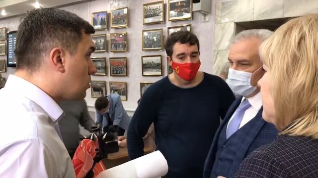 Коммунисты заблокировали депутатам Саратовской областной думы вход в зал заседаний смотреть онлайн