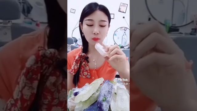 Невероятное поедание жёсткого льда! АСМР, МУКБАНГ Льда смотреть онлайн