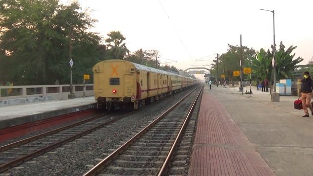 Furious Train Crossing : Njp Shatabdi Express Speedy Overtake Emu Loacl At Hbc : Eastern Railways смотреть онлайн