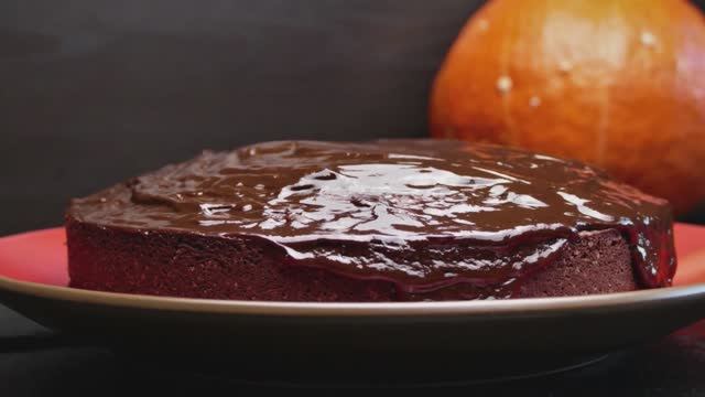 Идеальный шоколадный пирог – двойная порция глазури для настоящих сладкоежек 🍫😍 смотреть онлайн