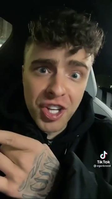 Карнавал кидает снежок  в Егора машину.