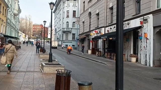 Прогулки по Москве.Идем искать котиков на Ивановской горке.Нашла 3 котов.Идем в Историческую библио смотреть онлайн
