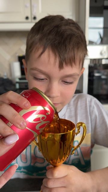 Победитель пьет из кубка 🏆 смотреть онлайн