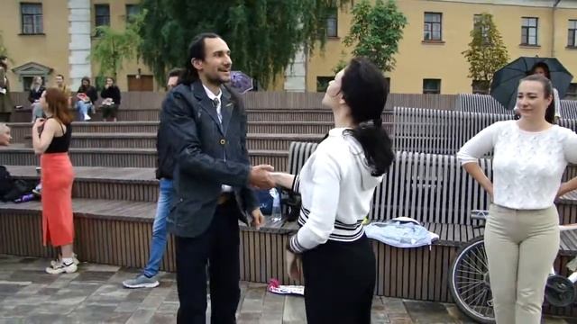 СальсаОпенЭйр. Иван Ахтырский и Наталья Коханова - роллинг под сальсу смотреть онлайн