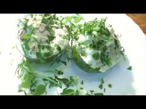 Салат с авокадо, тунцом и сельдереем