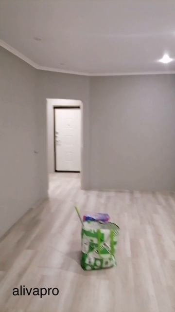 поклейка обоев в однокомнатной квартире, с укладкой ламината и монтажом плинтусов.