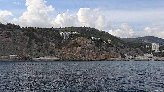 Морская прогулка от замка «Ласточкино гнездо» вдоль Курпат в направлении Ялты смотреть онлайн