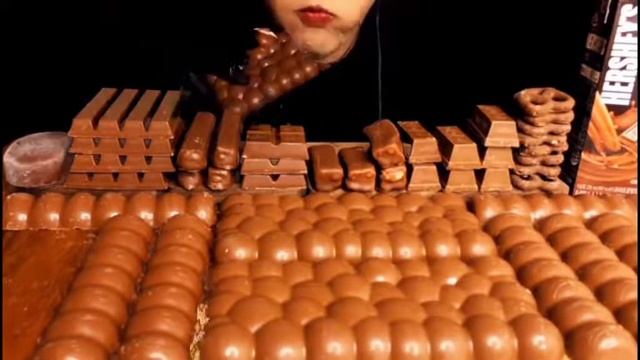 китаец ест сладости