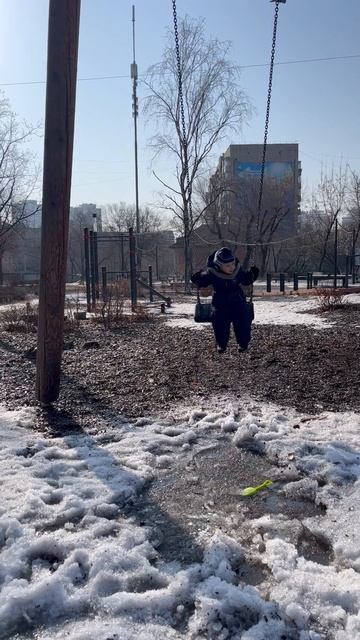 Володя на качеле на площади Блюхера на детской площадке, г. Хабаровск. Володе 3,5 года смотреть онлайн