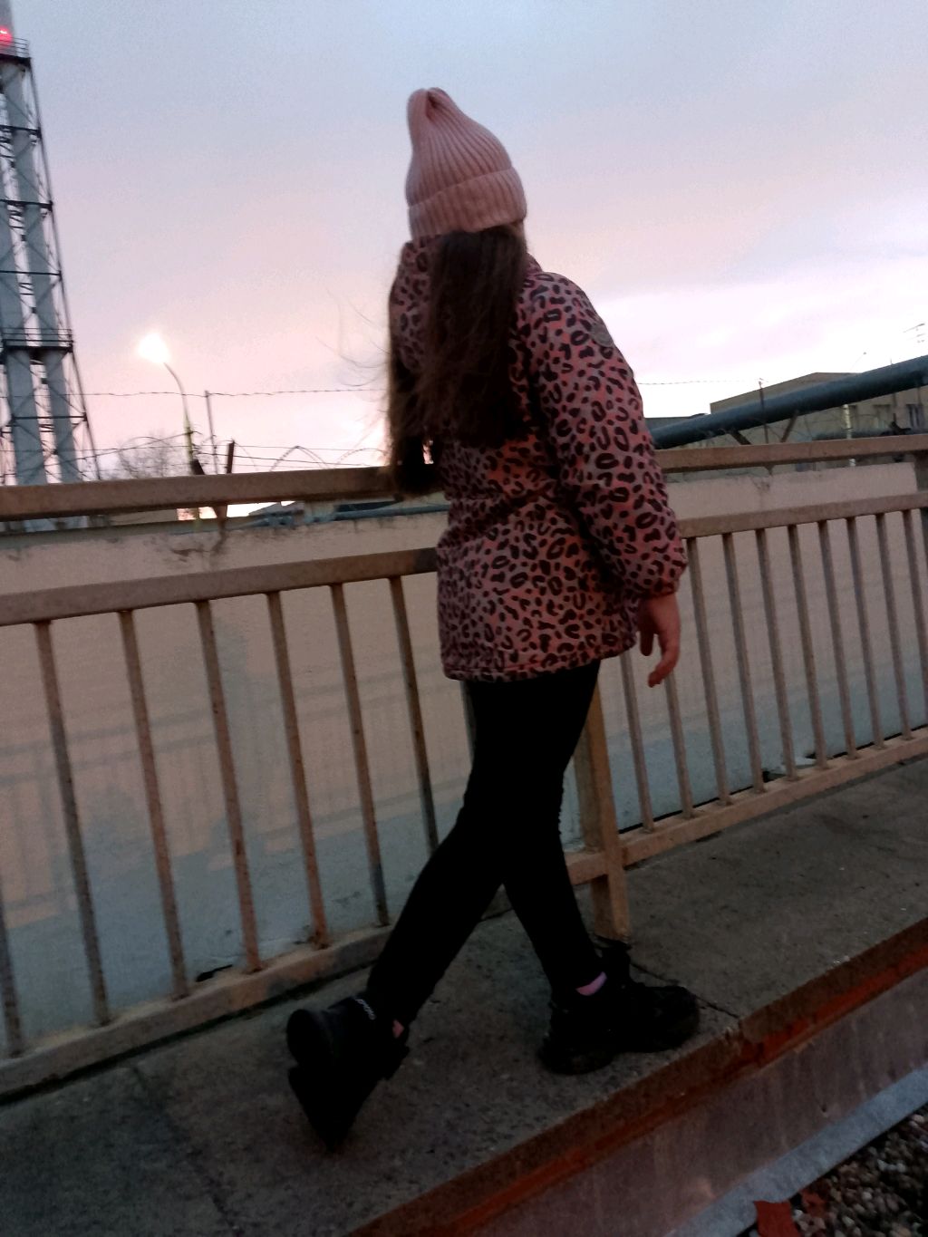 24 часа мы заперты в шкафу / на полу около шкафа!