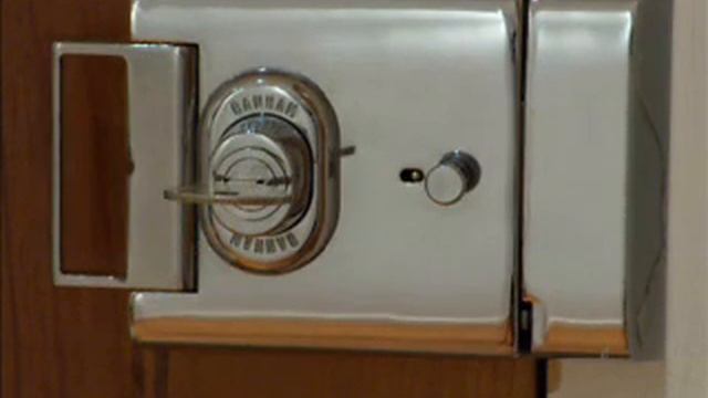 Banham L2000 Door Lock. Locking and Unlocking the Handle. смотреть онлайн