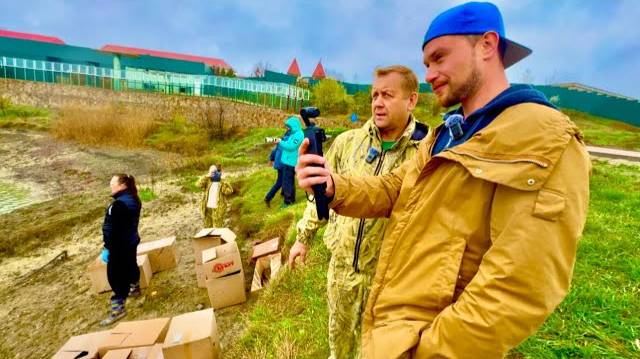 Телеканалы ТВЦ, ПЕРВЫЙ КАНАЛ, ВЕСТИ РОССИИ в Тайгане! Все снимают сюжеты о выпуске спасенных птиц! смотреть онлайн