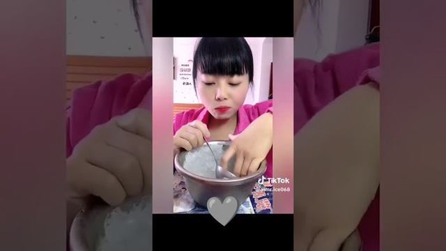 Мукбанг АСМР, поедание снега вместе с водой! смотреть онлайн