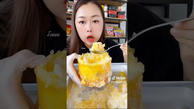 вкуснейшее поедание сладкого снега и льда из морозилки! смотреть онлайн