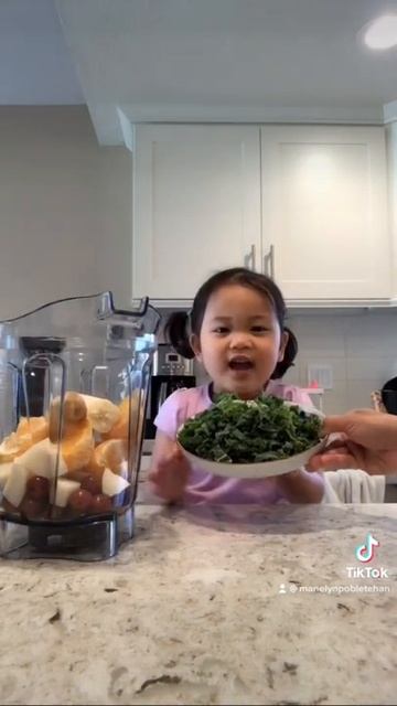 Miya’s favorite kale smoothie with tons of fruits смотреть онлайн